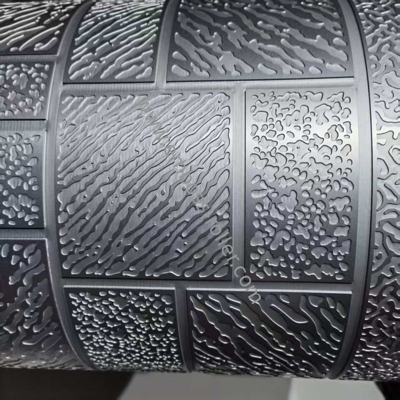 Fabricação com rolos de borracha em relevo e padrão em relevo tratados termicamente